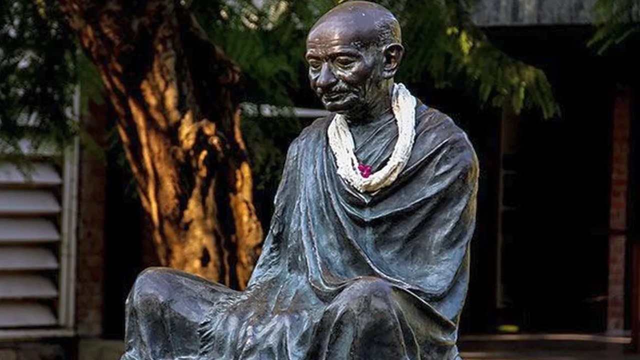 Gandhi Wholesale Statues: Ideal for Educational Institutions